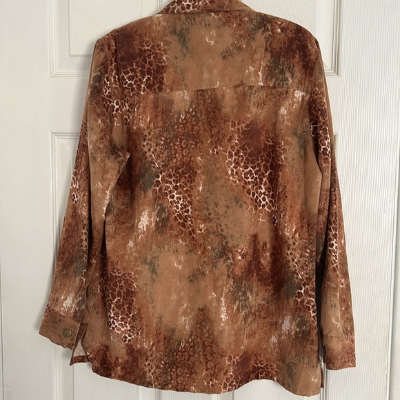 ATTRACTIVE EARTH TONE ANIMAL PRINT SHIRT - Picture 2 of 5